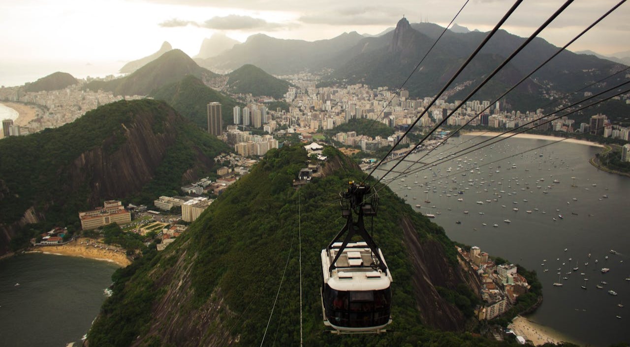 Cable train moving towards Rio de Janeiro